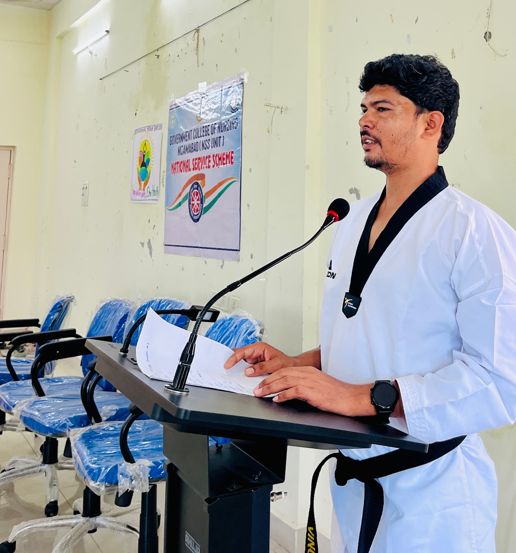 Master Vinod Nayak speaking at an academy event